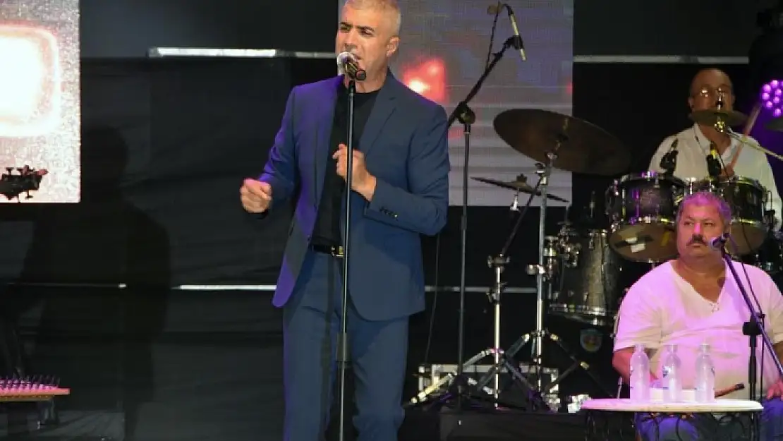Özcan Deniz, Bodrum'da Hayranlarına Unutulmaz Bir Gece Yaşattı