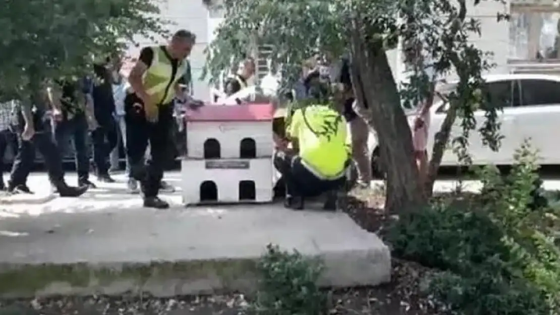Polislerimize Bıçaklı Saldırı
