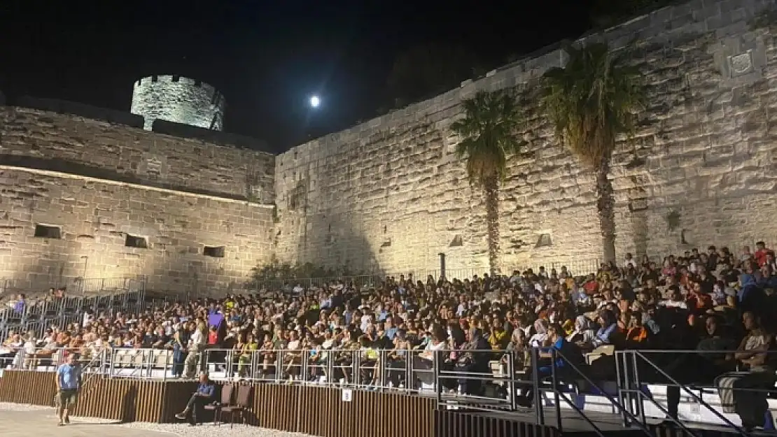 Bodrum'da 'Bir Merhaba Yaraşır' Oyununa Yoğun İlgi