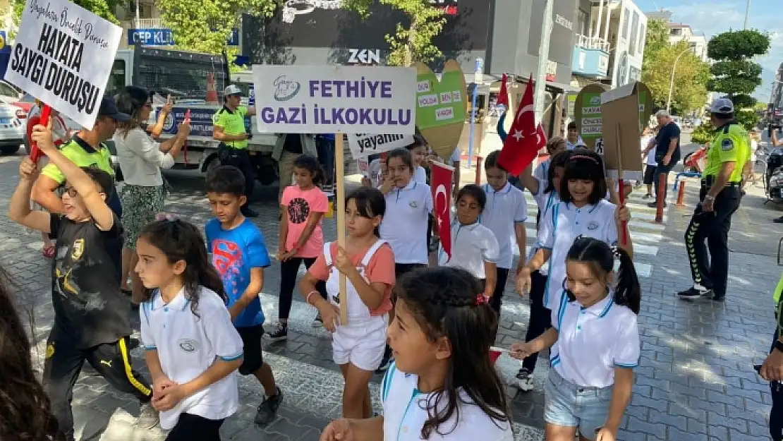 Fethiye'de Öğrenciler 'Öncelik Hayatın, Öncelik Yayanın' Dedi