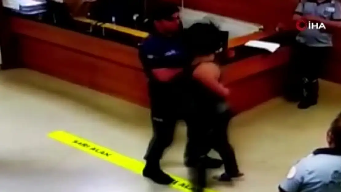 Kadın Kendini Kurtaran Polise Kafa Attı