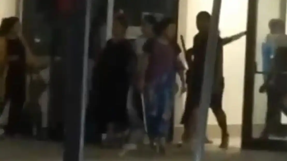 Kadınlar Sopalarla Hastane Bastı