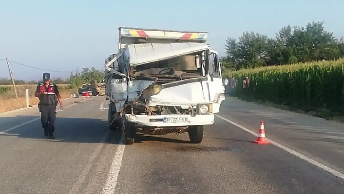 Tarım İşçilerini Taşıyan Traktör ile Kamyon Çarpıştı: 1 Ölü, 13 Yaralı