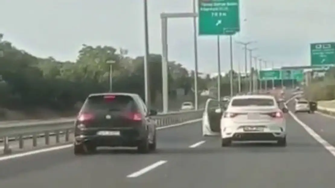 Trafik Canavarı Arabayı Kapısı Açık Sürdü