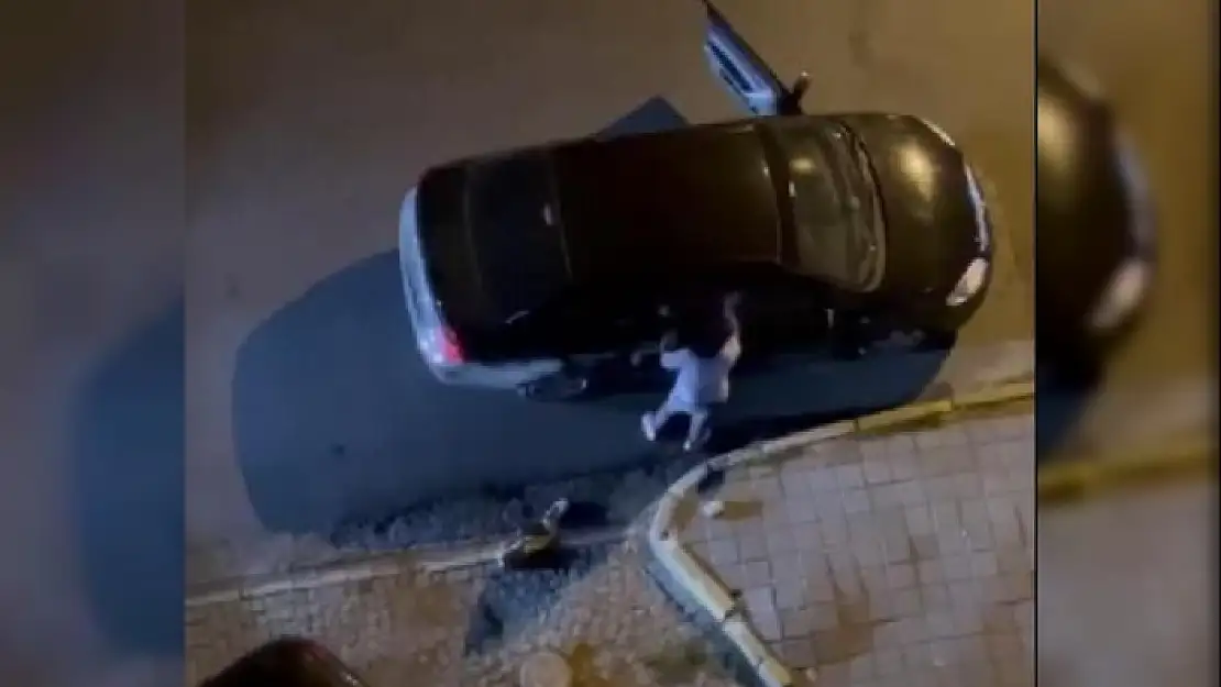 Bir Şahıs Otomobiline Binmek İsteyen Kadını, Zorla Aşağı İndirip Yerde Sürükledi!