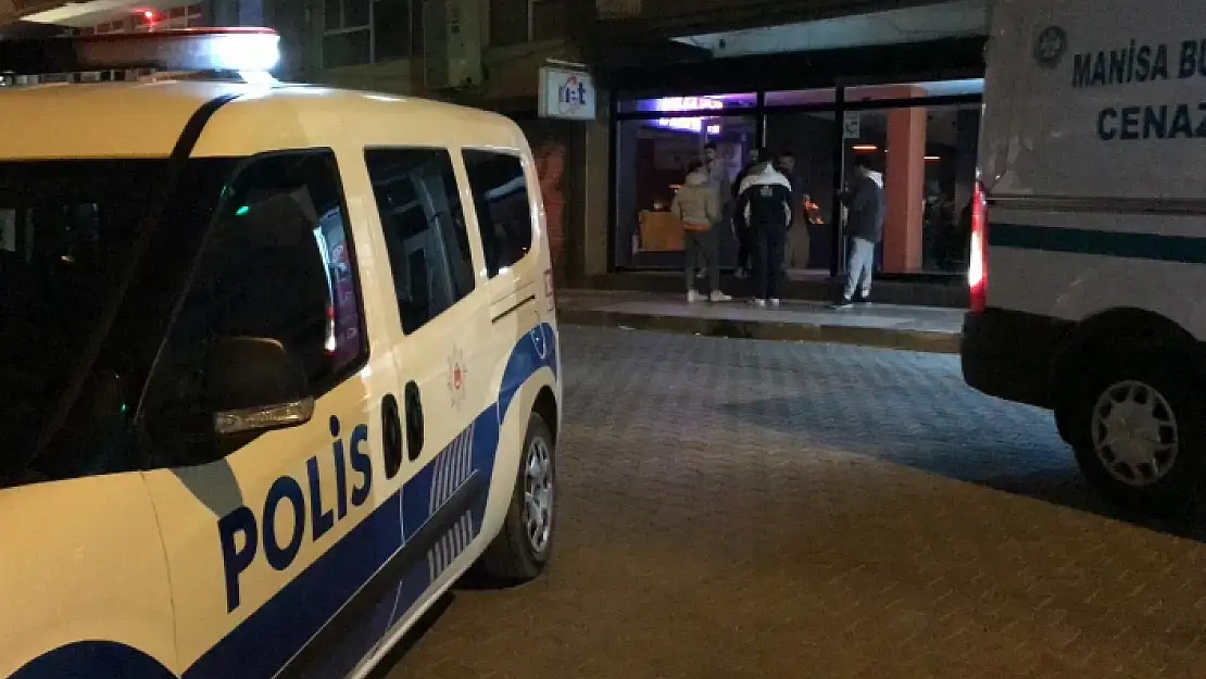 Cinnet Geçiren Adam Karısını Bıçaklayarak Öldürdü