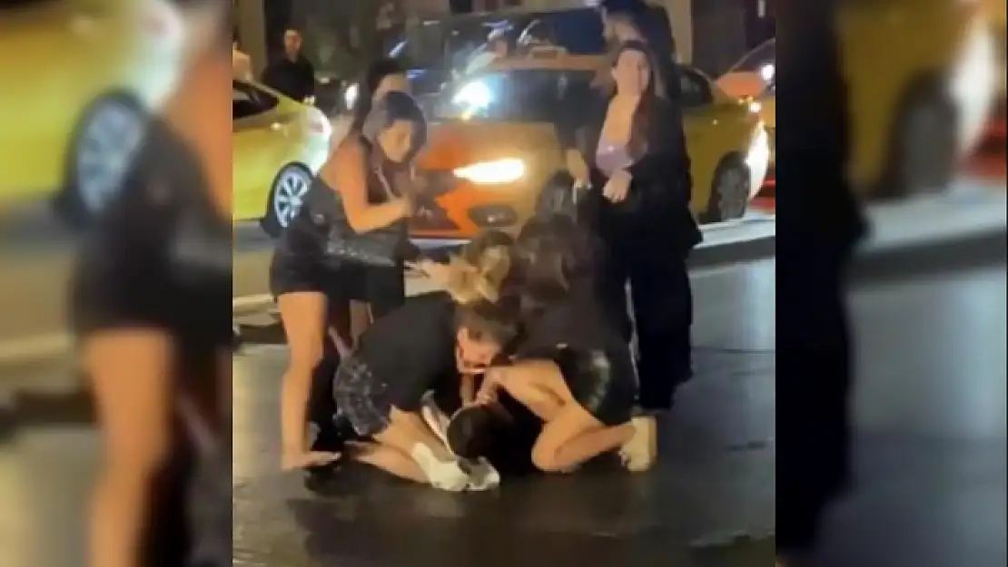 Kadınlar Caddenin Ortasında Saç Saça, Baş Başa Kavga Etti