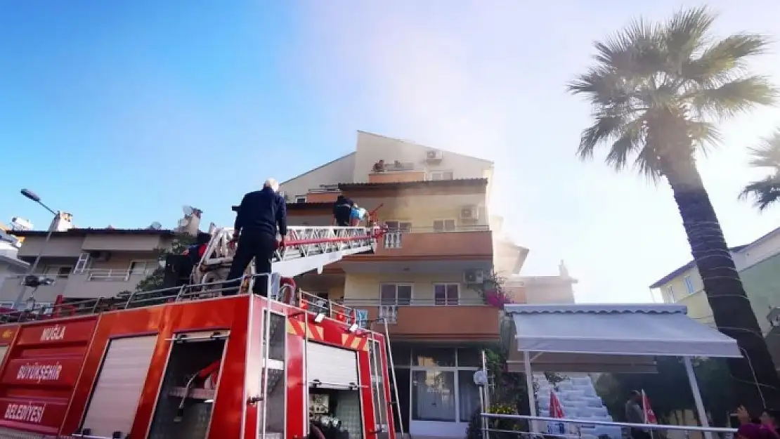 Marmaris'te Oteli Duman Kapladı, Müşteriler Tahliye Edildi