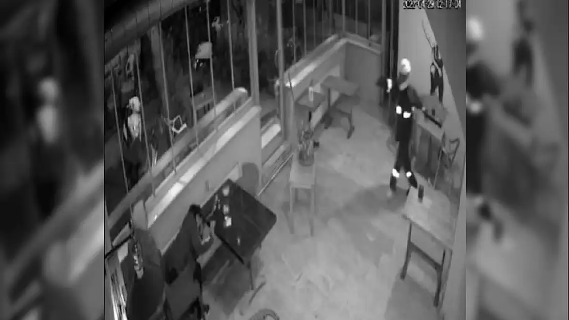 'Mesut Kim?' Diyerek Girdiği Kafede Rastgele Ateş Açtı