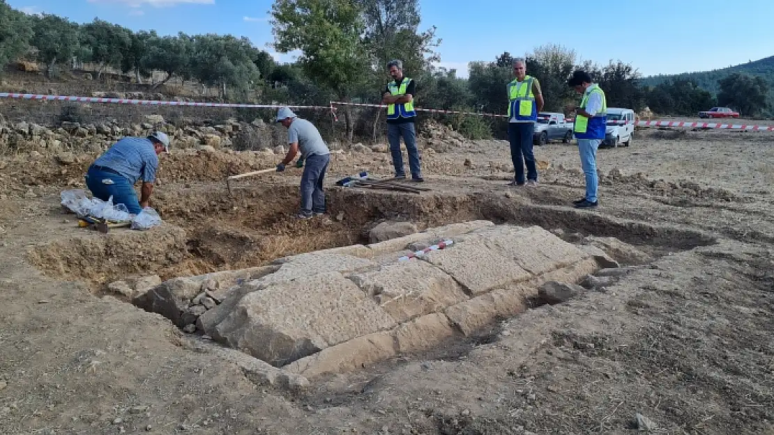 Milas'ta Bir Tarlada 2 bin 400 Yıllık Mezar Bulundu