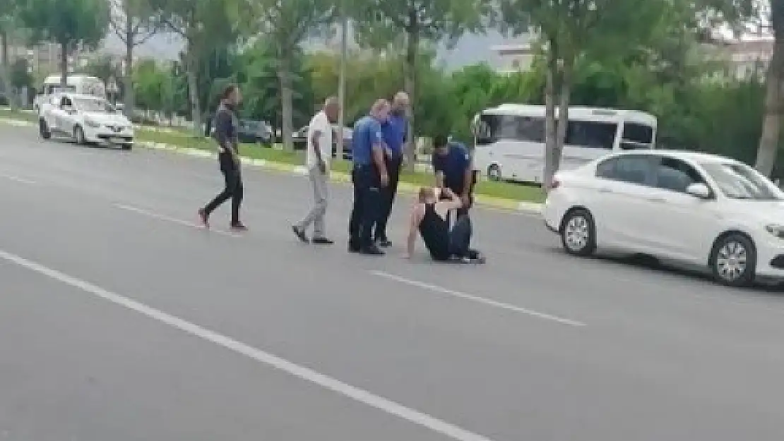 Trafikte Yola Yatan Avukat, Kendisine Yardım Etmek İsteyen Kadına Dehşeti Yaşattı