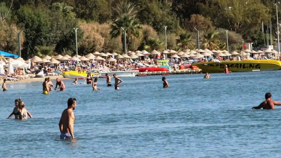 Turistler Bodrum'da Deniz, Kum ve Güneşin Tadını Çıkarıyor