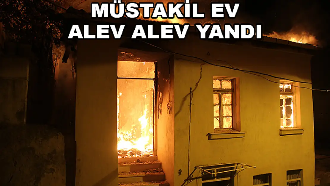 Üç Katlı Ev Gece Saatlerinde Alev Alev Yandı