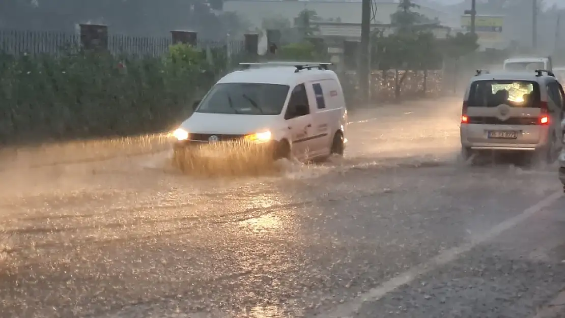 Bodrum'da Akşam Saatlerinde Sağanak Yağış Etkili Oldu