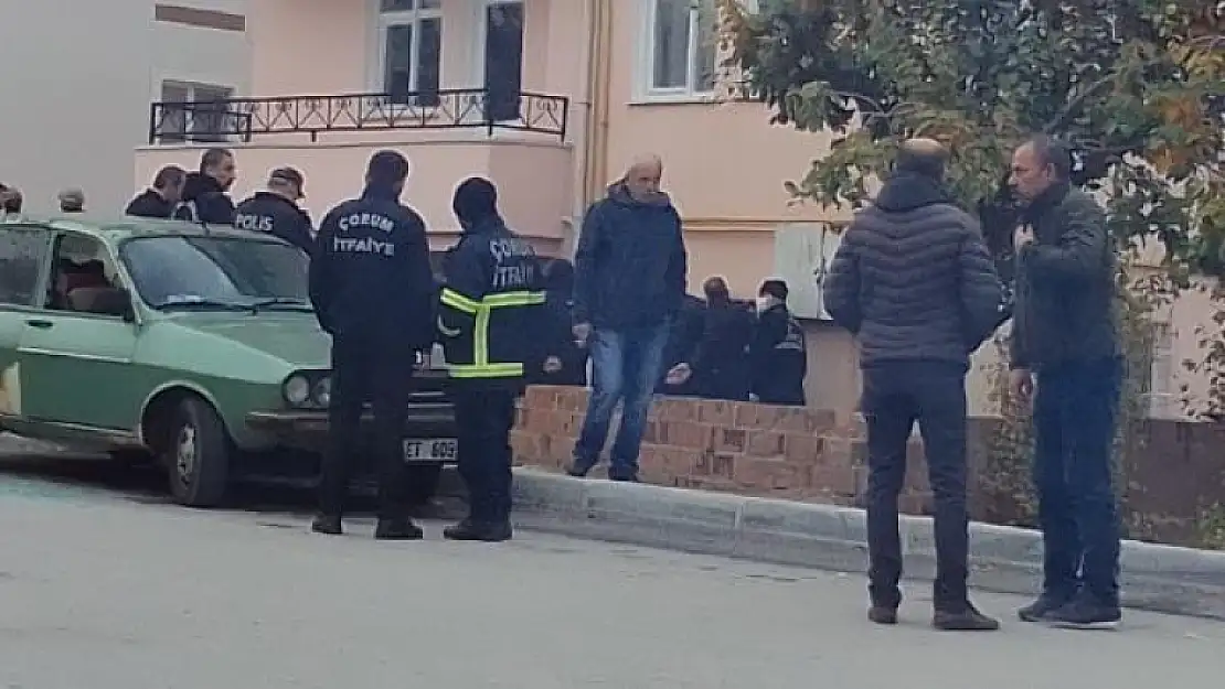 Dini Nikahlı Eşini Silahla Rehin Alan Adam 17 Saattir İkna Edilmeye Çalışılıyor