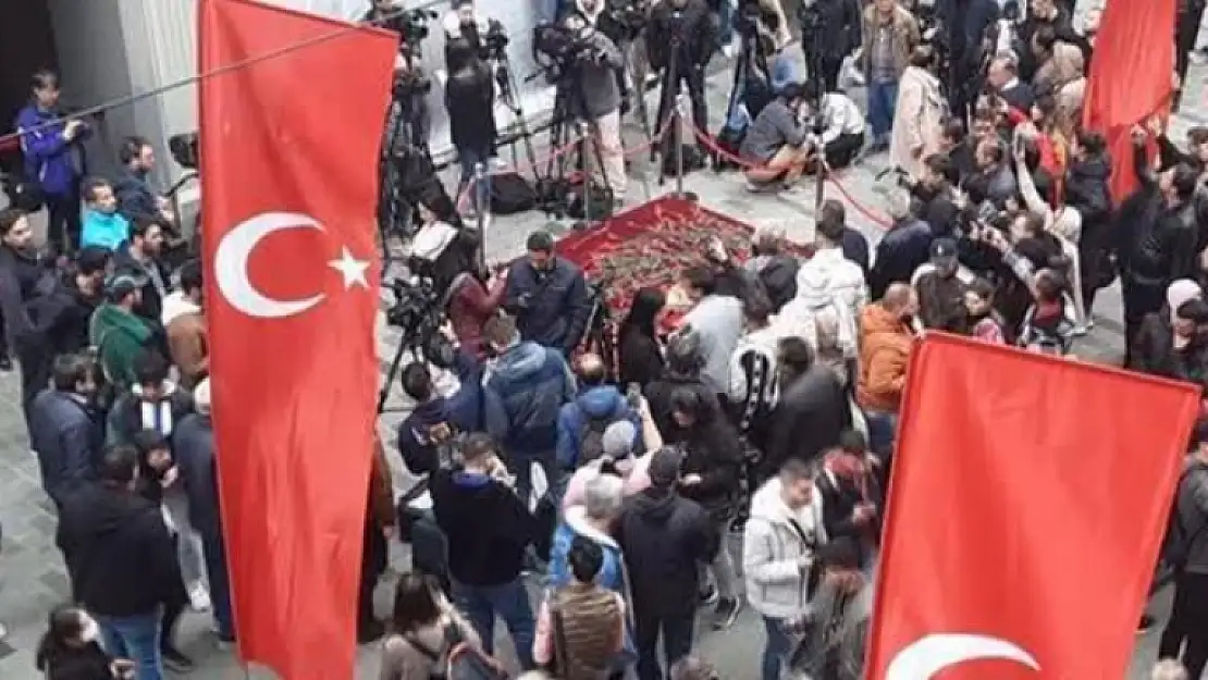 İstiklal Caddesi, Türk Bayraklarıyla Donatıldı