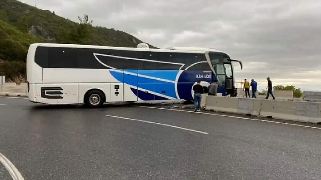 Marmaris'te Kontrolden Çıkan Otobüs Refüje Çarptı