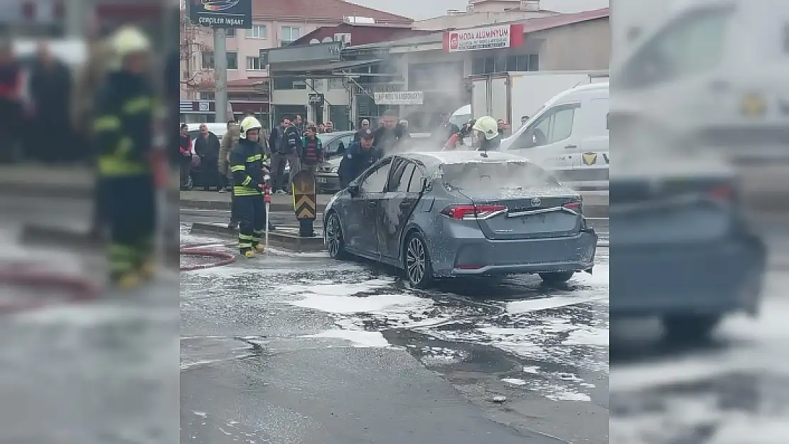 Menteşe'de Araç Alev Aldı: 2 Kişi Yaralandı