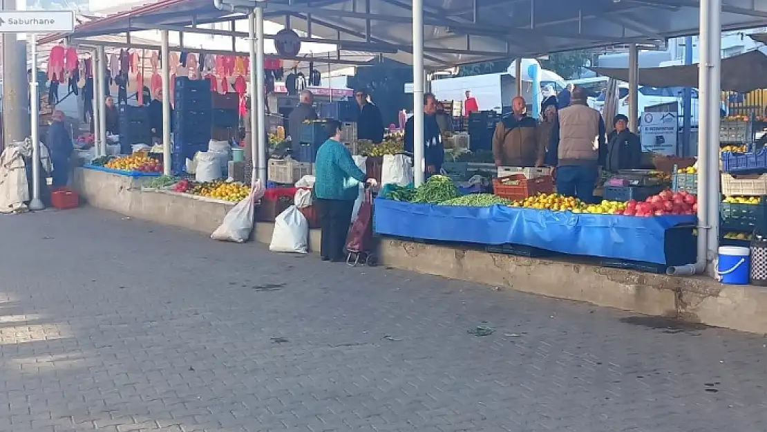 Menteşe'deki Halk Pazarında Atatürk'e Saygı Duruşu