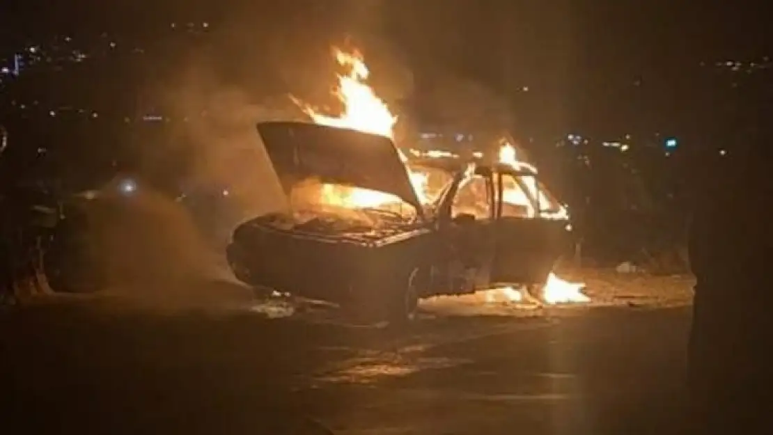 Menteşe'deki Yangın Otomobili Küle Çevirdi