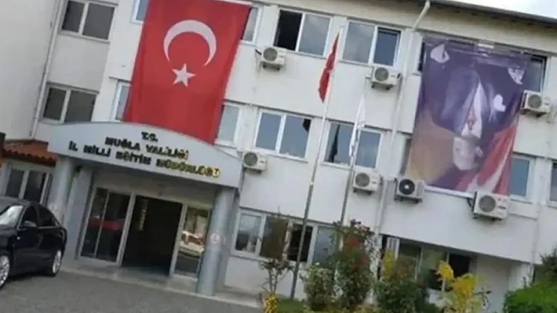 Muğla'da Atatürk Posteri Ters Asıldı! İl Milli Eğitim Müdürlüğü Soruşturma Başlattı
