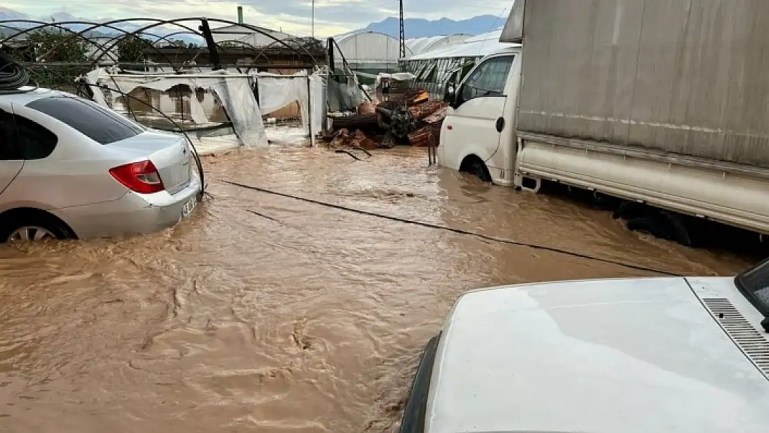 Antalyalılar Güne Felaketle Uyandı: Sular Altında Kaldı