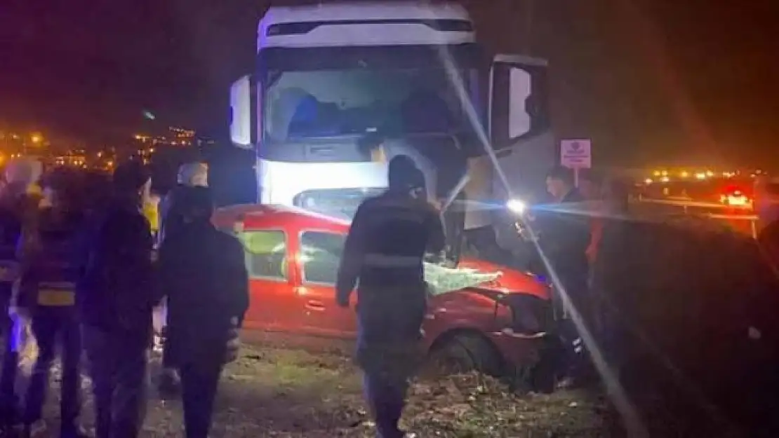 Feci Kaza: Kamyonun Ezdiği Otomobilde Bulunan 2 Kişi Hayatını Kaybetti