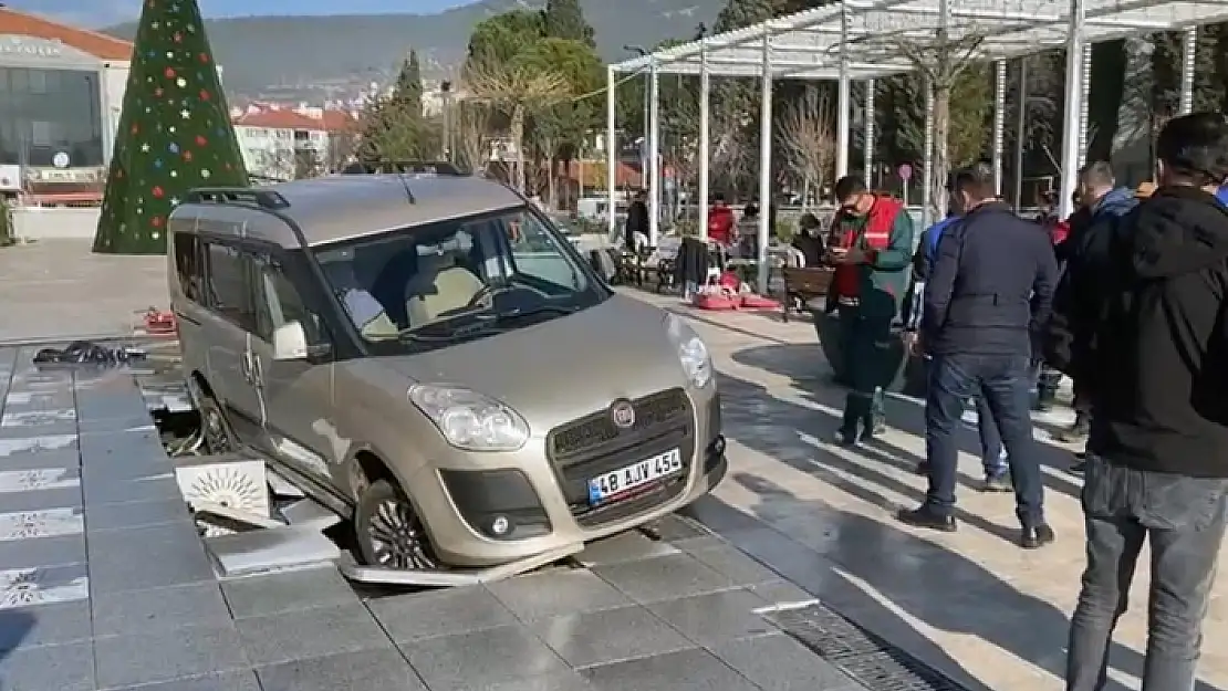 Menteşe'deki Bir Araç Su Fıskiye Alanını Çökertti!