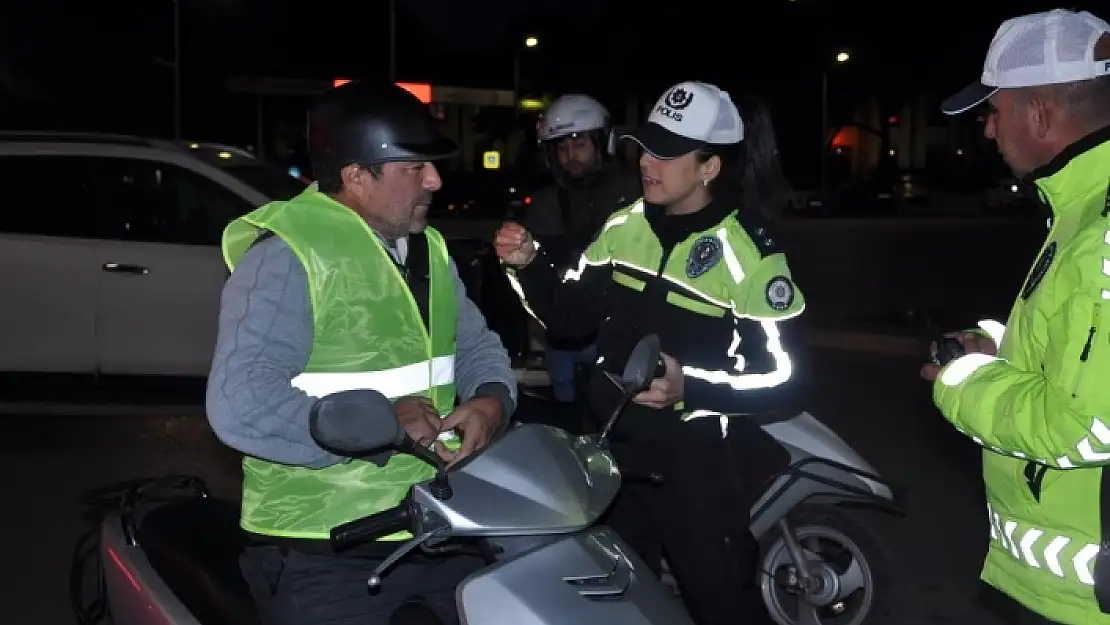 Menteşe'deki Trafik Ekipleri, Sürücülere Reflektif Yelek Dağıttı