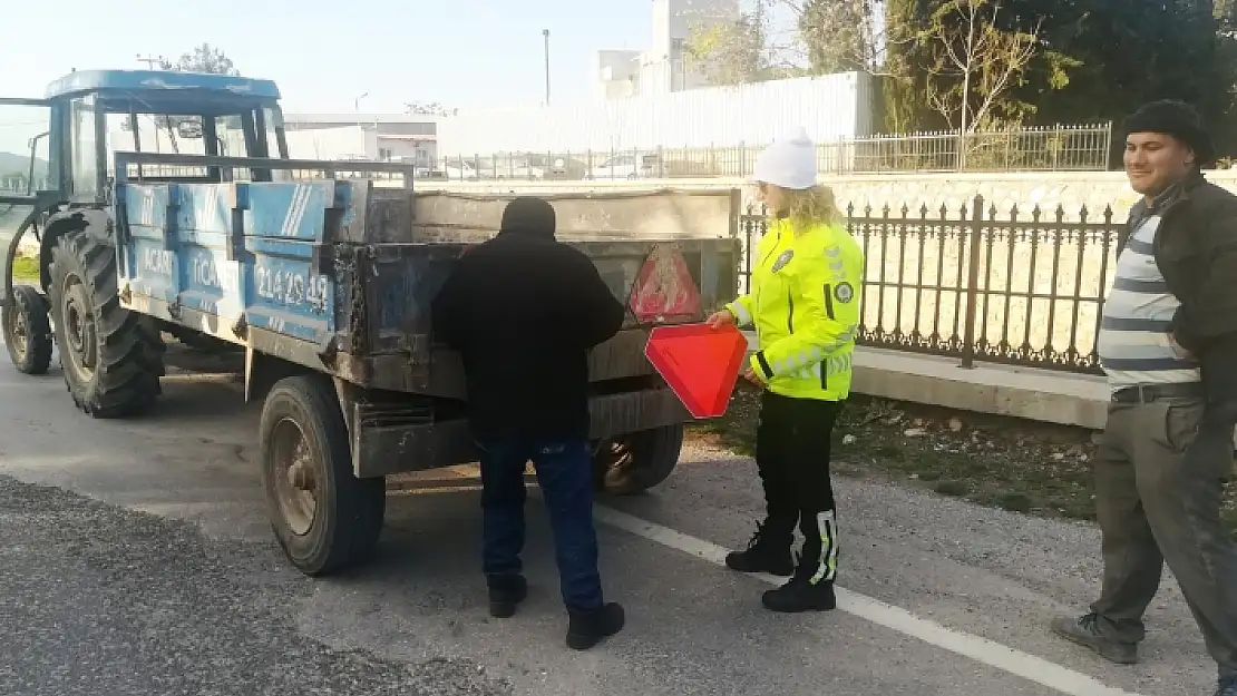 Muğla'da Trafik Ekipleri Traktörler İçin Reflektör Dağıttı