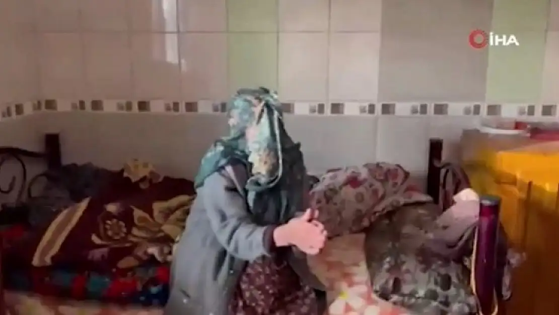 96 Yaşındaki Kadını Yatağa Bağlayıp Dehşeti Yaşattılar