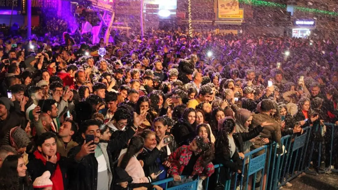 Marmaris 2022'ye Yapay Kar ve Gece Yolcuları ile Veda Etti