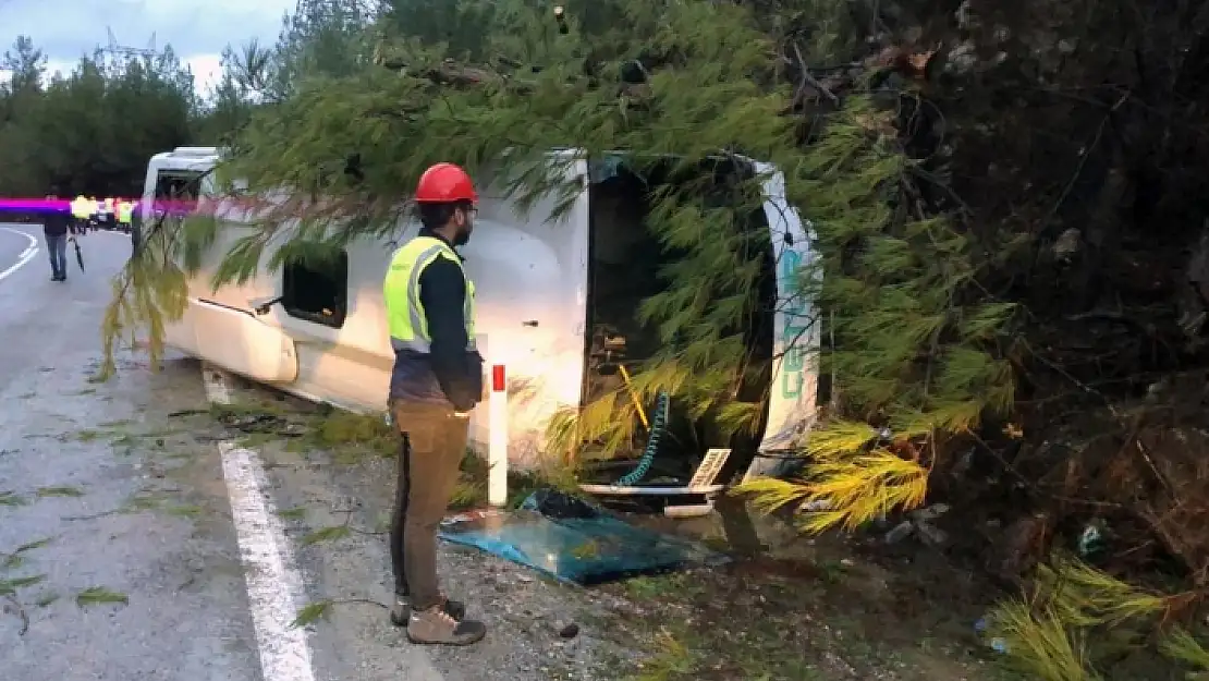Milas'ta Servis Aracı Kaza Yaptı: 7 Kişi Yaralandı