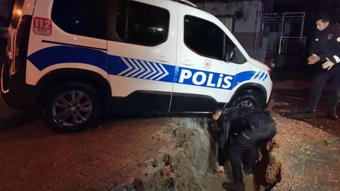 SAĞANAK YÜZÜNDEN POLİS ARACI ÇÖKEN YOLA DÜŞTÜ