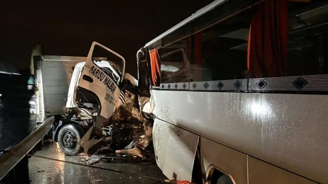 Servis Midibüsü ile Kamyonet Çapıştı! Feci Kazada 1 Kişi Yaşamını Yitirdi, 20 Kişi Yaralı