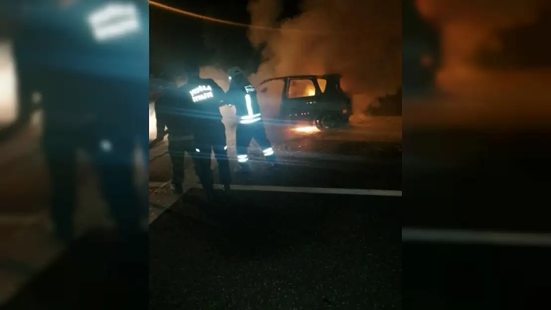 Ula'da Bir Araç Alev Alev Yandı