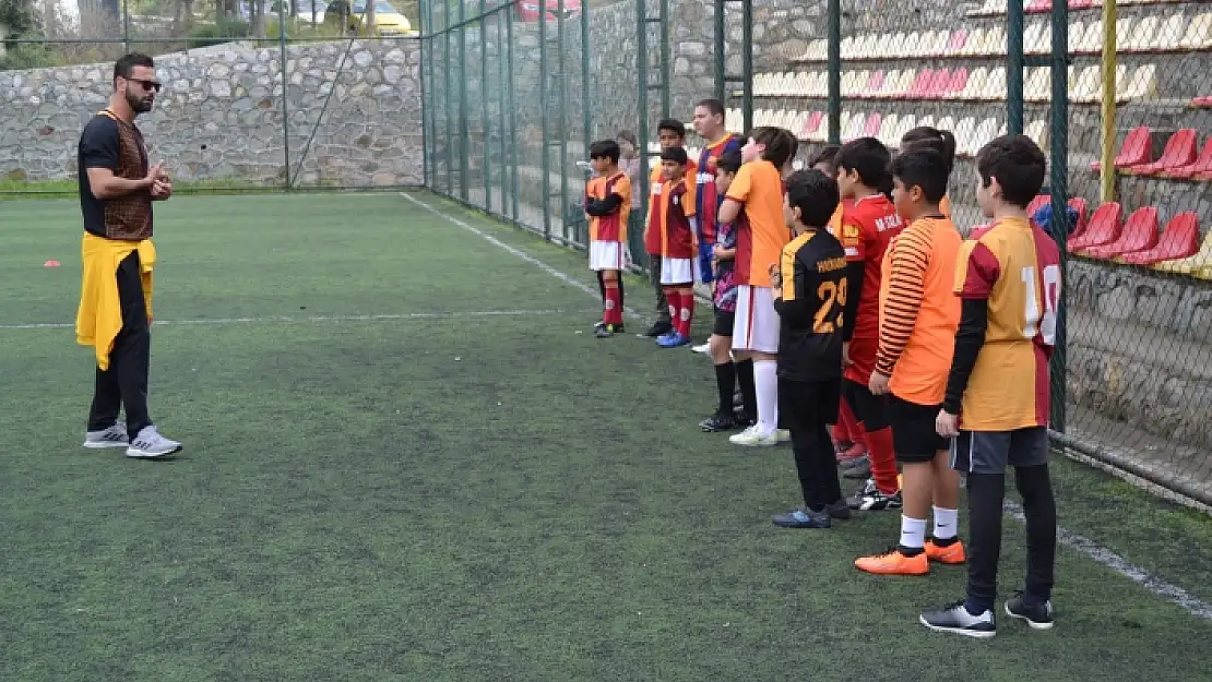 BODRUM'DA DEPREMZEDE ÇOCUKLARA ÜCRETSİZ FUTBOL EĞİTİMİ VERİLİYOR