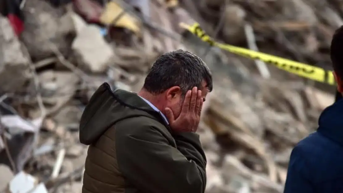 DEPREM BÖLGESİNDEKİ ENKAZ ÇALIŞMASINI İZLEYEN ADAM MOLOZLARIN ALTINDA KALARAK YAŞAMINI YİTİRDİ
