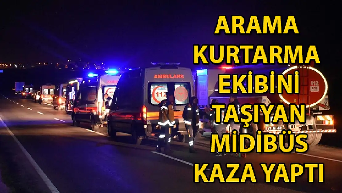 DEPREM BÖLGESİNDEN DÖNEN EKİBİ TAŞIYAN MİDİBÜS DEVRİLDİ: 13 YARALI