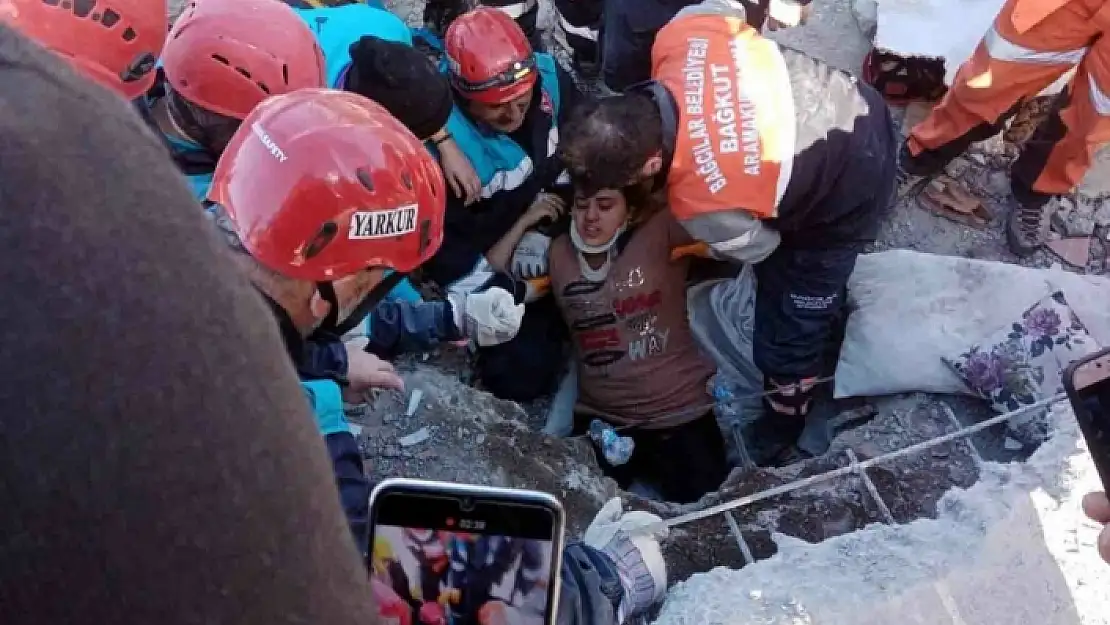 ENKAZ ALTINDAKİ ANNE VE KIZI, PAPAĞAN SAYESİNDE KURTULDU
