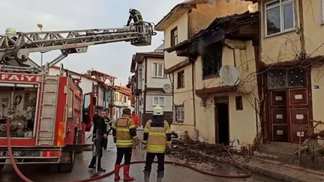 EVDE ÇIKAN YANGINDA 3 KİŞİ HAYATINI KAYBETTİ, 1 KİŞİ YARALANDI