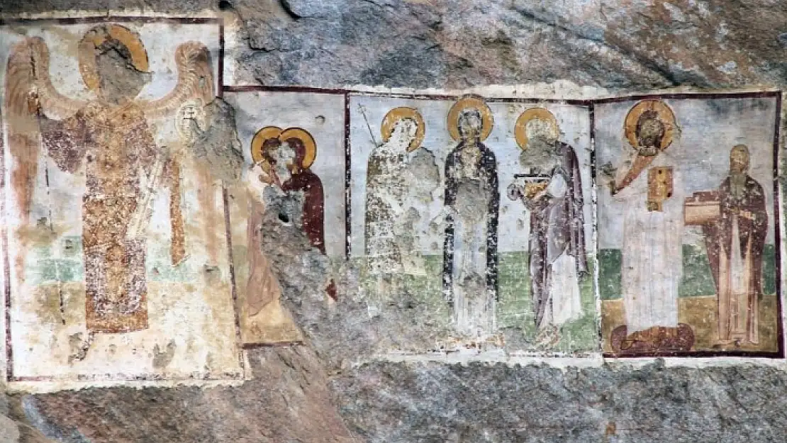 HRİSTİYANLARIN MARSYAS VADİSİ'NDEKİ İLK GİZLİ MABETLERİNİN OLDUĞU DEV KAYA DİKKAT ÇEKİYOR