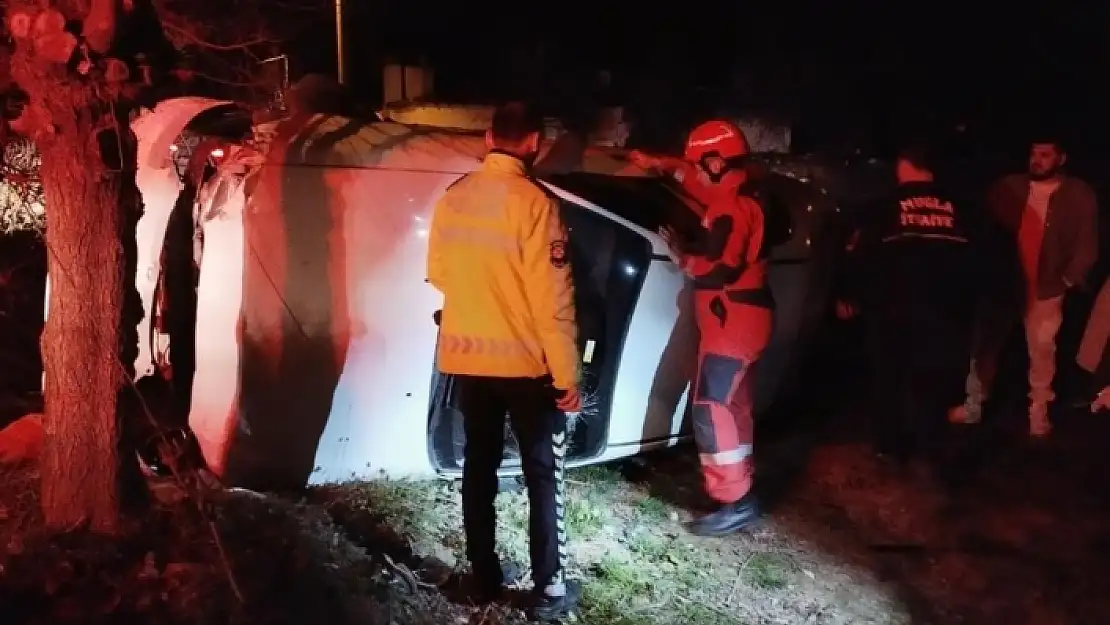 MENTEŞE'DEKİ KORKUNÇ KAZADA SÜRÜCÜ ARAÇTA SIKIŞTI