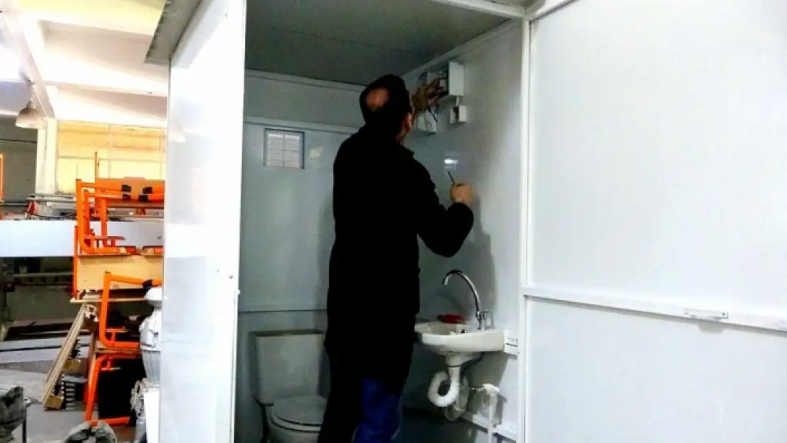 MUĞLA'DA DEPREMZEDELER İÇİN SEYYAR TUVALET ÜRETİLİYOR