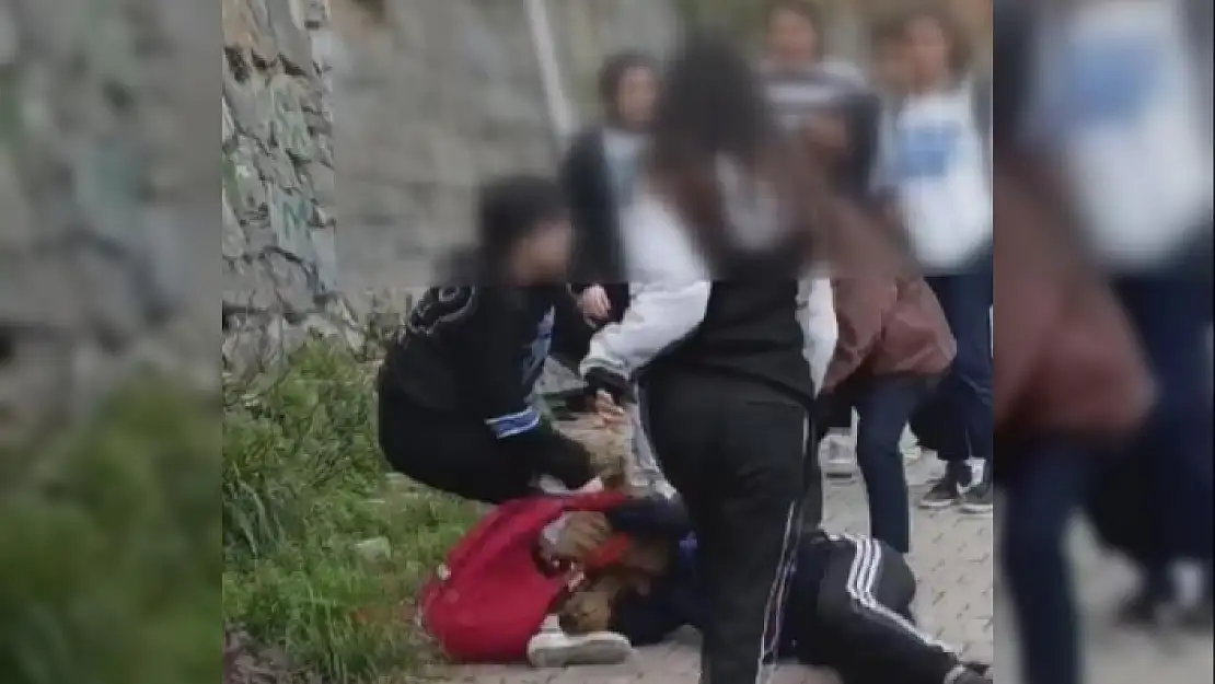 YAŞLARI 11 İLA 14  ARASINDA DEĞİŞEN KIZ ÖĞRENCİ GRUBU SOKAKTA KAVGA ETTİ