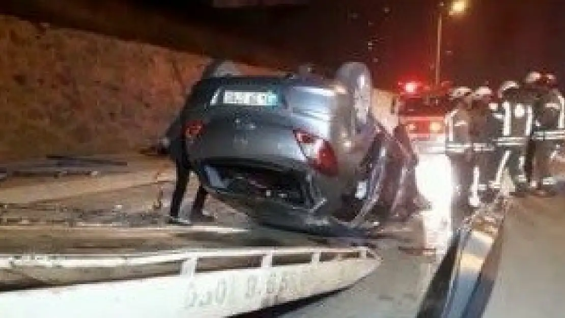 KORKUNÇ KAZADA OTOMOBİL DEMİR PARMAKLIKLARA SAPLANDI