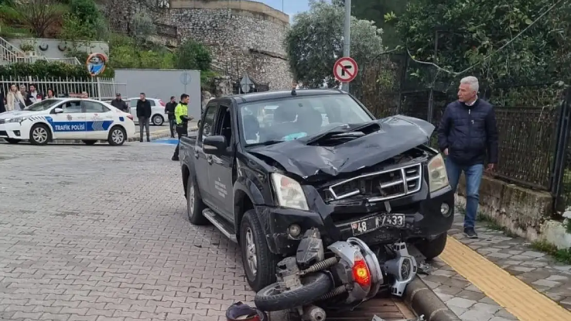 MARMARİS'TE RESMİ ARAÇ İLE MOTOSİKLET ÇARPIŞTI: 2 YARALI