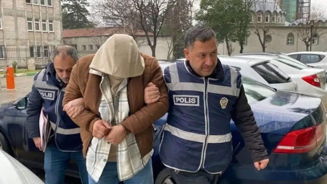 YÜZBAŞIYIM DİYEREK DEPREMZEDENİN EVİNDEN BİLEZİK ÇALDI