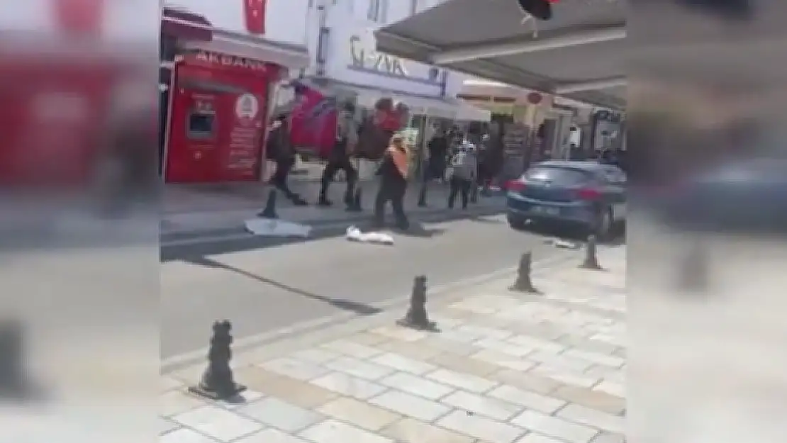 BODRUM'DA OTOMOBİLDEN ÜRKEN DEVE CADDEYİ BİRBİRİNE KATTI