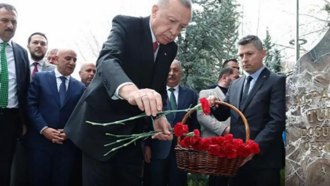 CUMHURBAŞKANI ERDOĞAN, ALPARSLAN TÜRKEŞ'İN KABRİNİ ZİYARET ETTİ